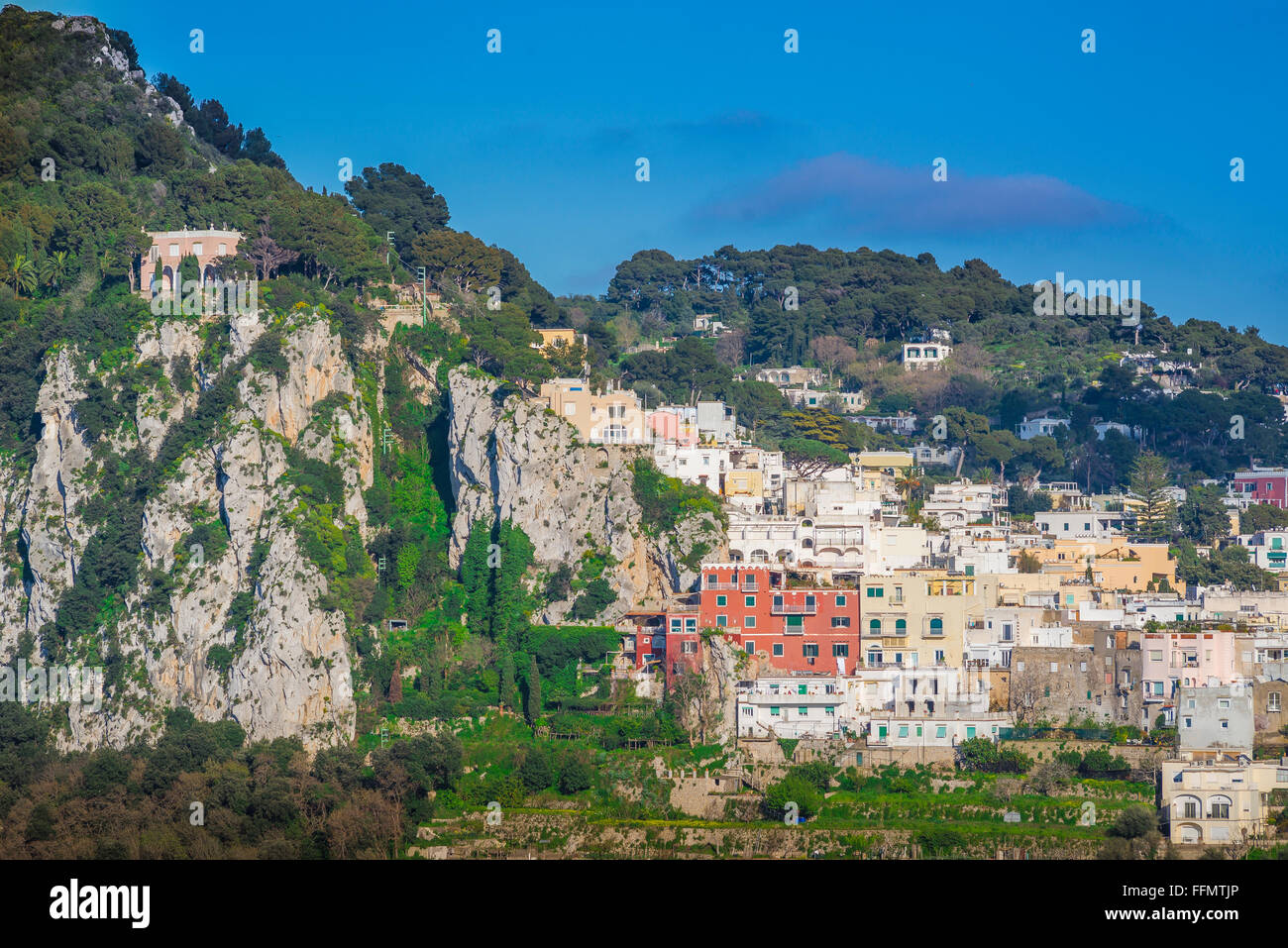 Capri Stadt, Blick im Sommer auf Gebäude, die sich über eine Reihe von hohen Hügeln in der Mitte der Insel Capri, Italien, befinden. Stockfoto