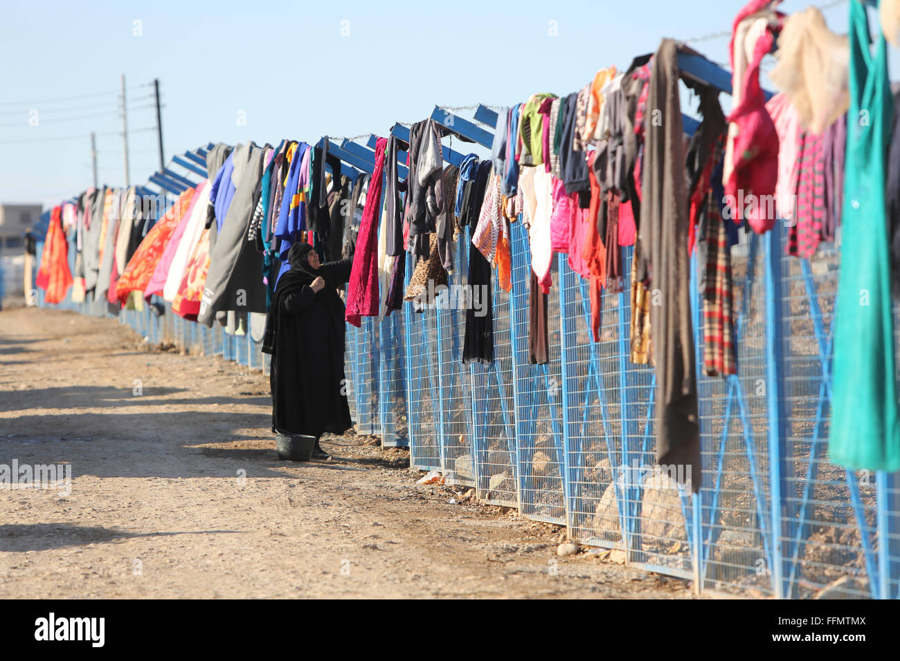 Frau ist die Wäsche in einem Flüchtlingslager im Norden des Irak Stockfoto