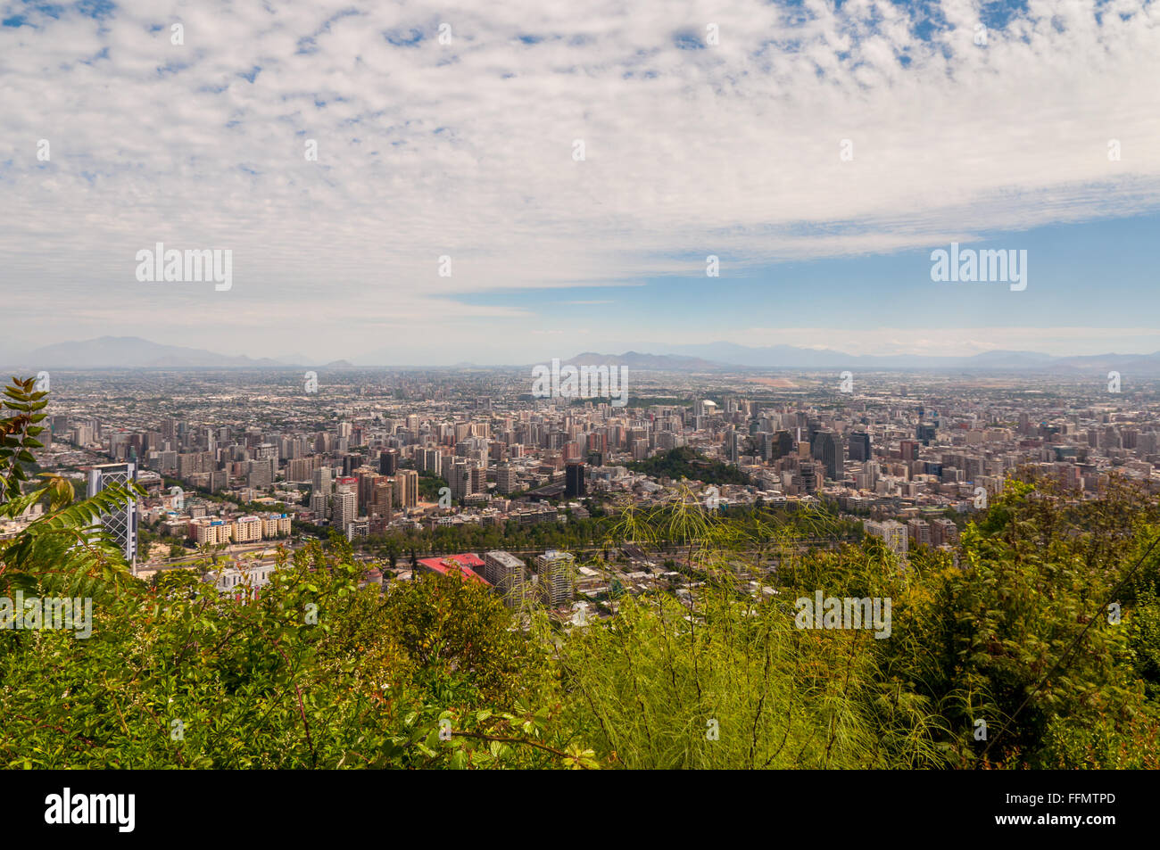 Vogelperspektive Blick auf Santiago de Chile vom Cerro San Cristobal. Stockfoto