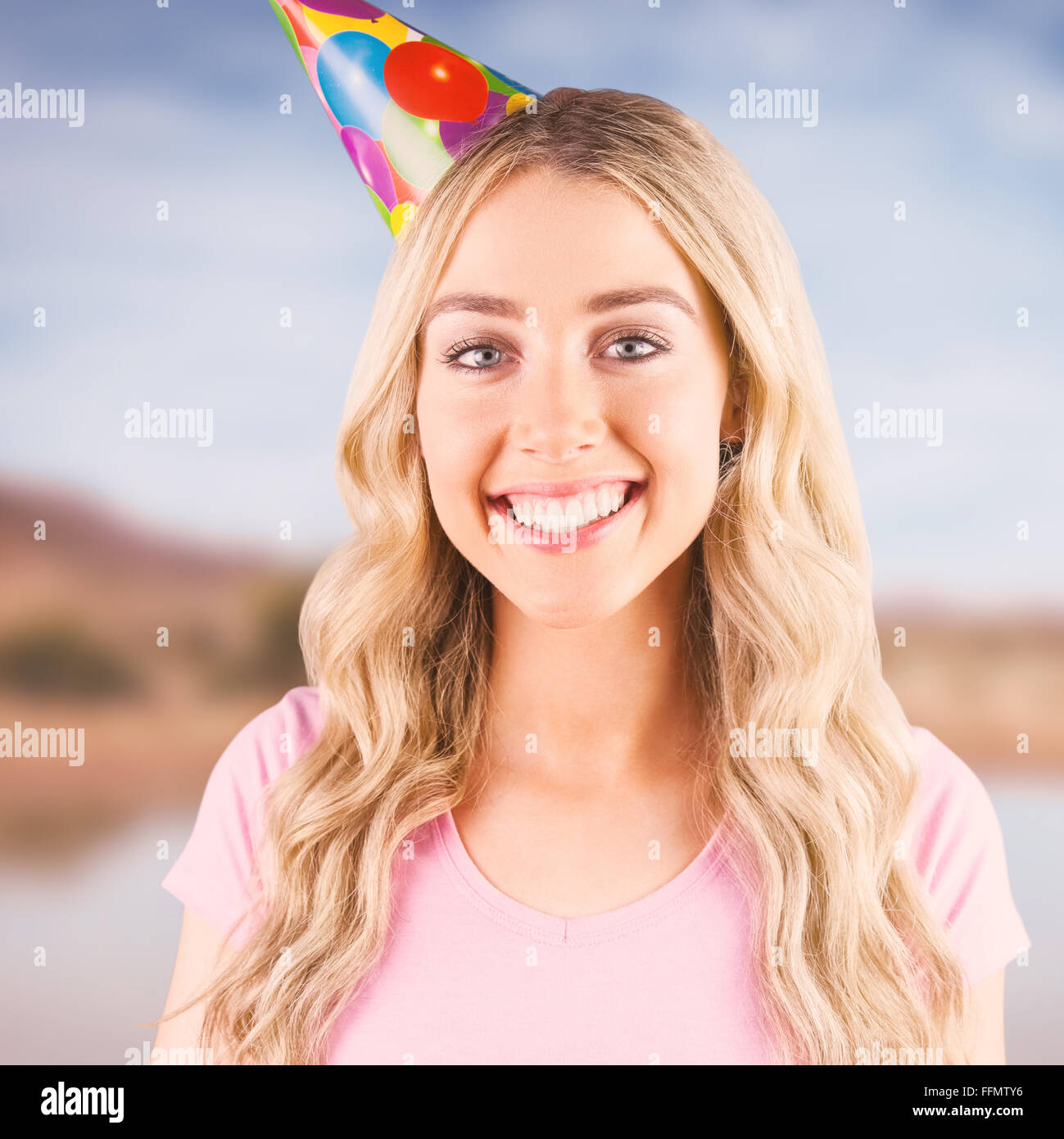 Zusammengesetztes Bild Porträt einer schönen Frau mit Partyhut Stockfoto