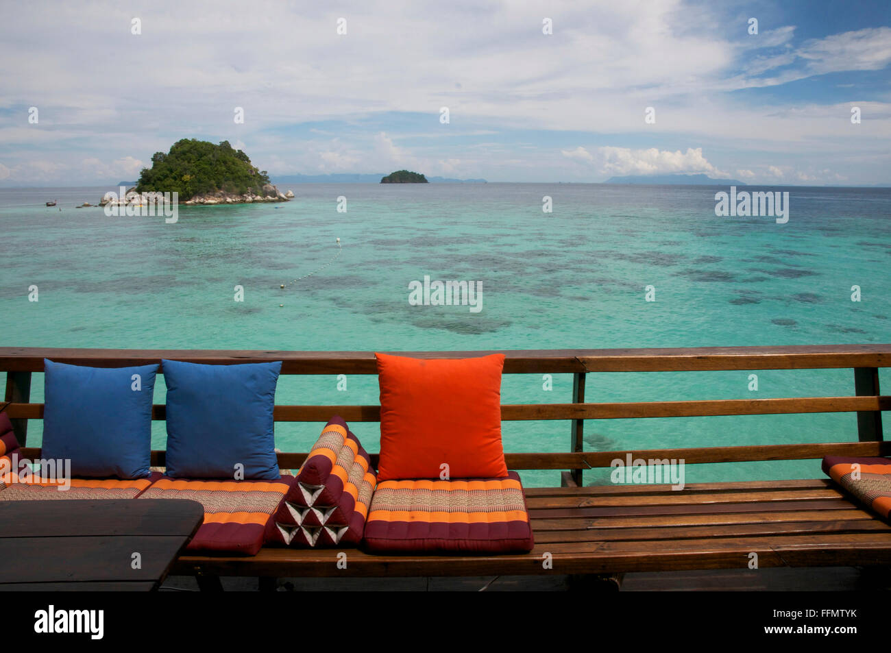 Blick auf Meer, Inseln von Restaurant-Bar auf der Insel Koh Lipe. Stockfoto