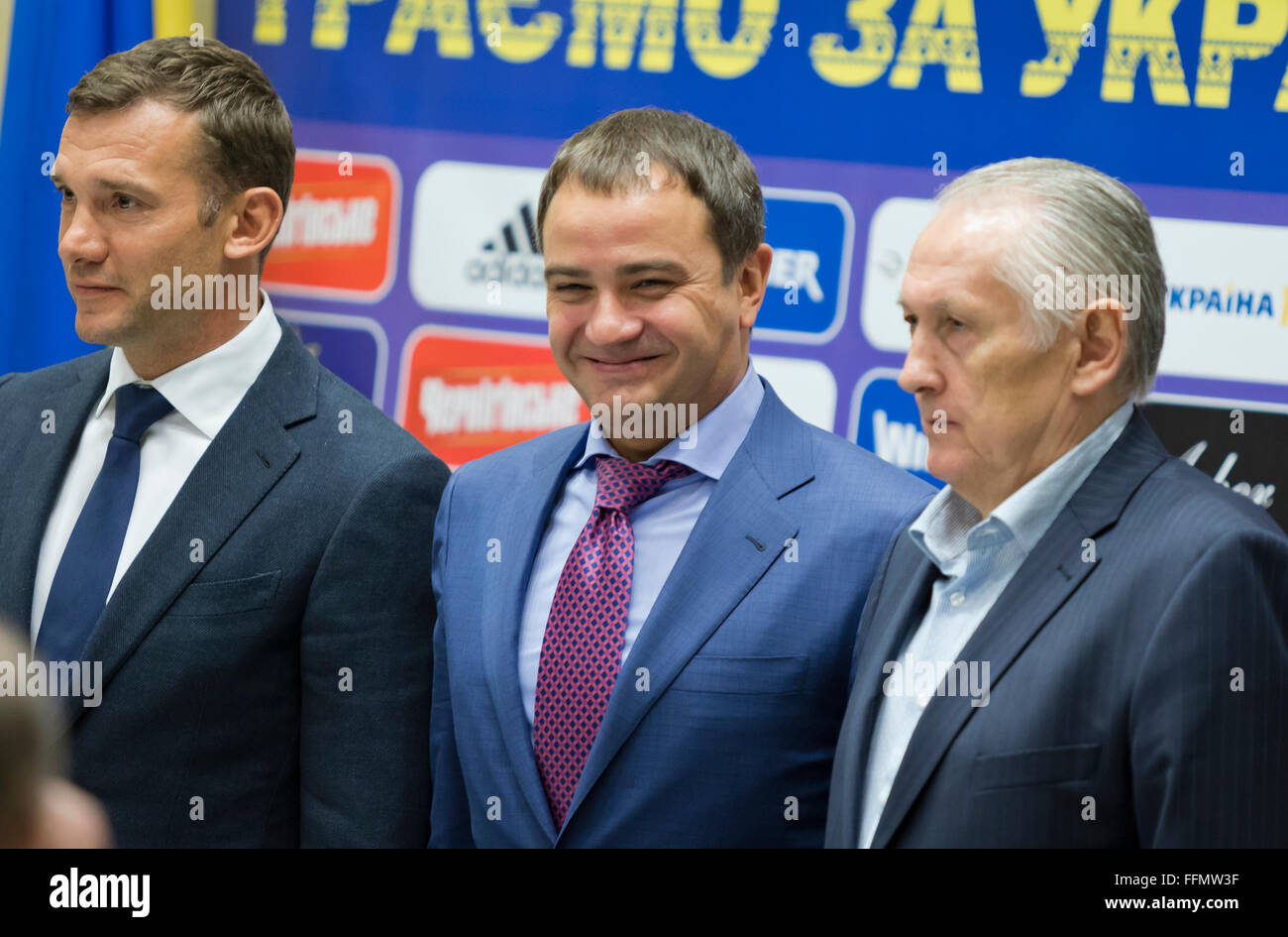 Kiew, Ukraine. 16. Februar 2016. Trainer Assistent Andriy Shevchenko, Präsident der Föderation der Fußball Andriy Pavelko und Head Coach Mykhailo Fomenko während der Pressekonferenz im Haus des Fußballs in Kyiv Credit: Oleksandr Prykhodko/Alamy Live News Stockfoto