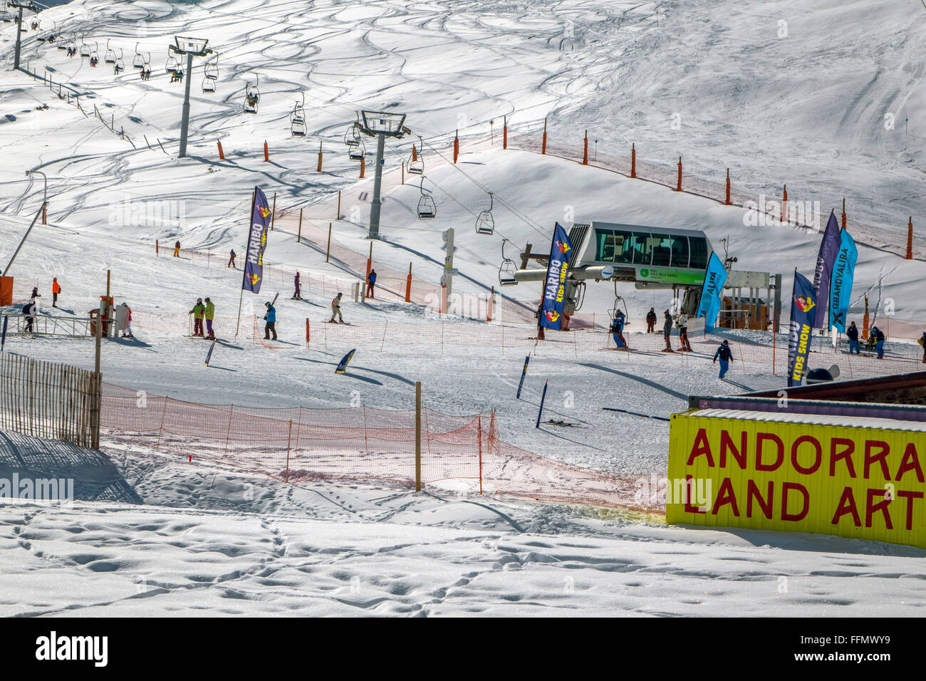 Skipisten, Loipen und Skifahrer Pas De La Casa, Andorra Stockfoto