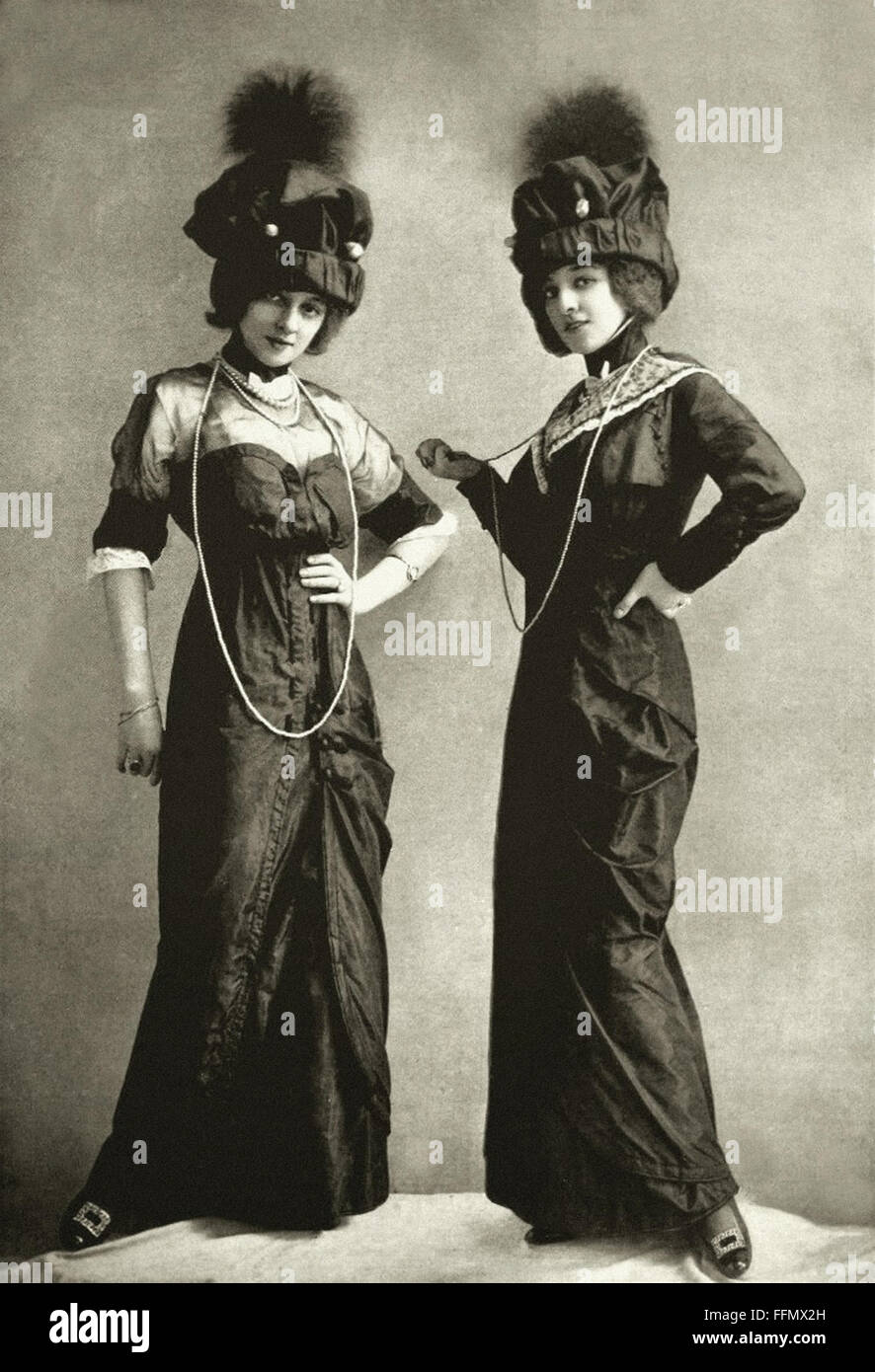 zwei hübsche junge Damen - Belle-Époque - Ansichtskarte - 1900 Stockfoto