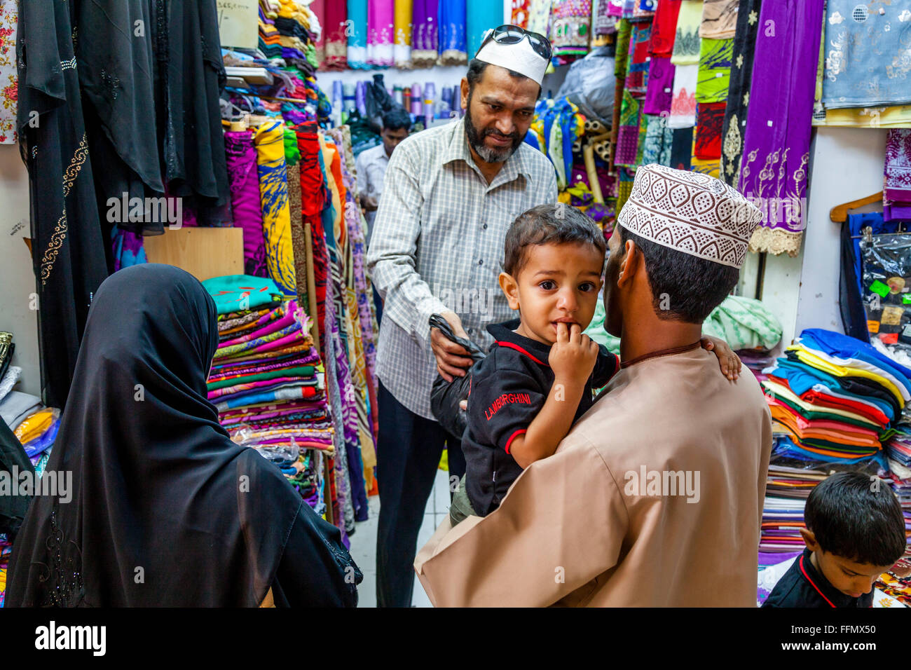 Ein omanischen Familie einkaufen In Muttrah Souk (Al Dhalam), Muttrah, Muscat, Sultanat von Oman Stockfoto