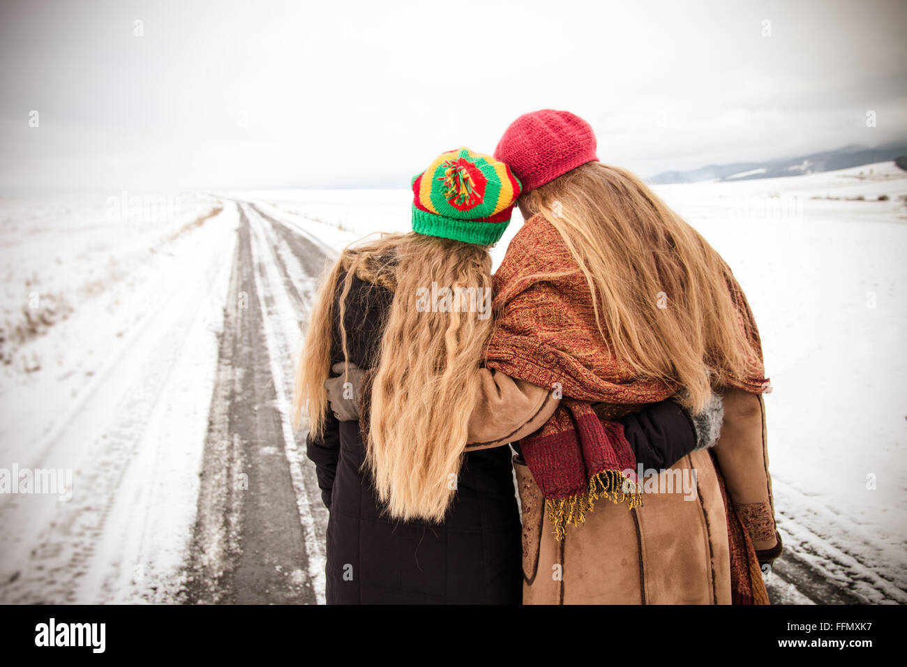 Zwei blonde Frauen, Mutter und Tochter auf einem Feld im winter Stockfoto