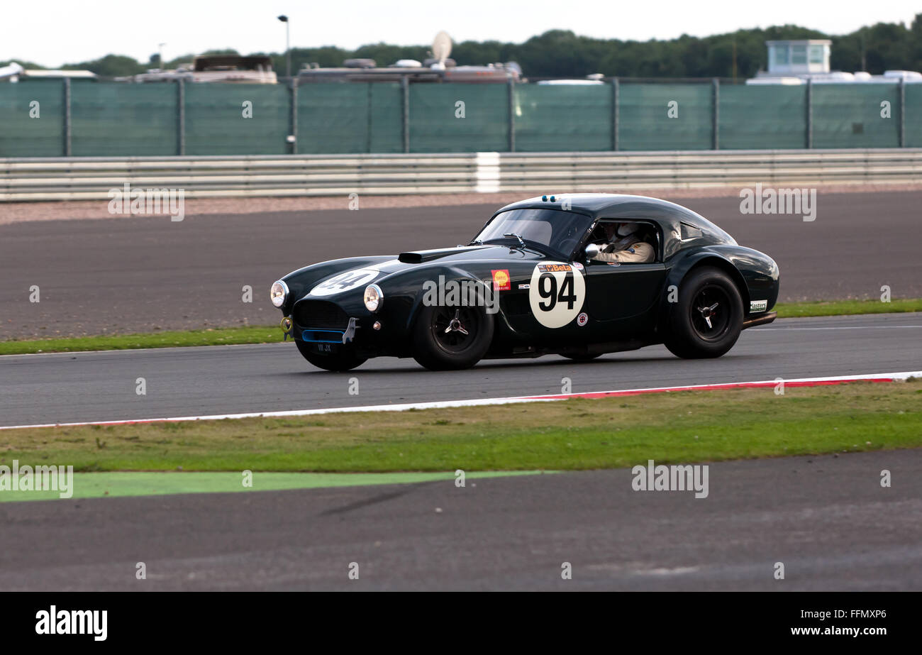 Eine AC Cobra im Wettbewerb bei der International Trophy für GT Sportwagen-Klassiker (Pre-66), im Jahr 2015 Silverstone Classic Stockfoto