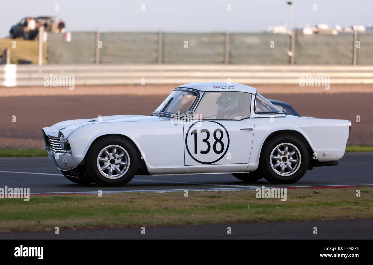 Ein Triumph TR4 im Wettbewerb bei der International Trophy für GT Sportwagen-Klassiker (Pre-66), im Jahr 2015 Silverstone Classic. Stockfoto