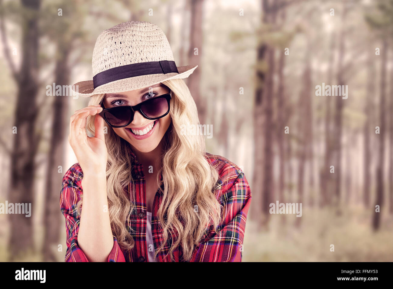 Wunderschöne lächelnde blonde Hipster posiert mit Sonnenbrille Stockfoto