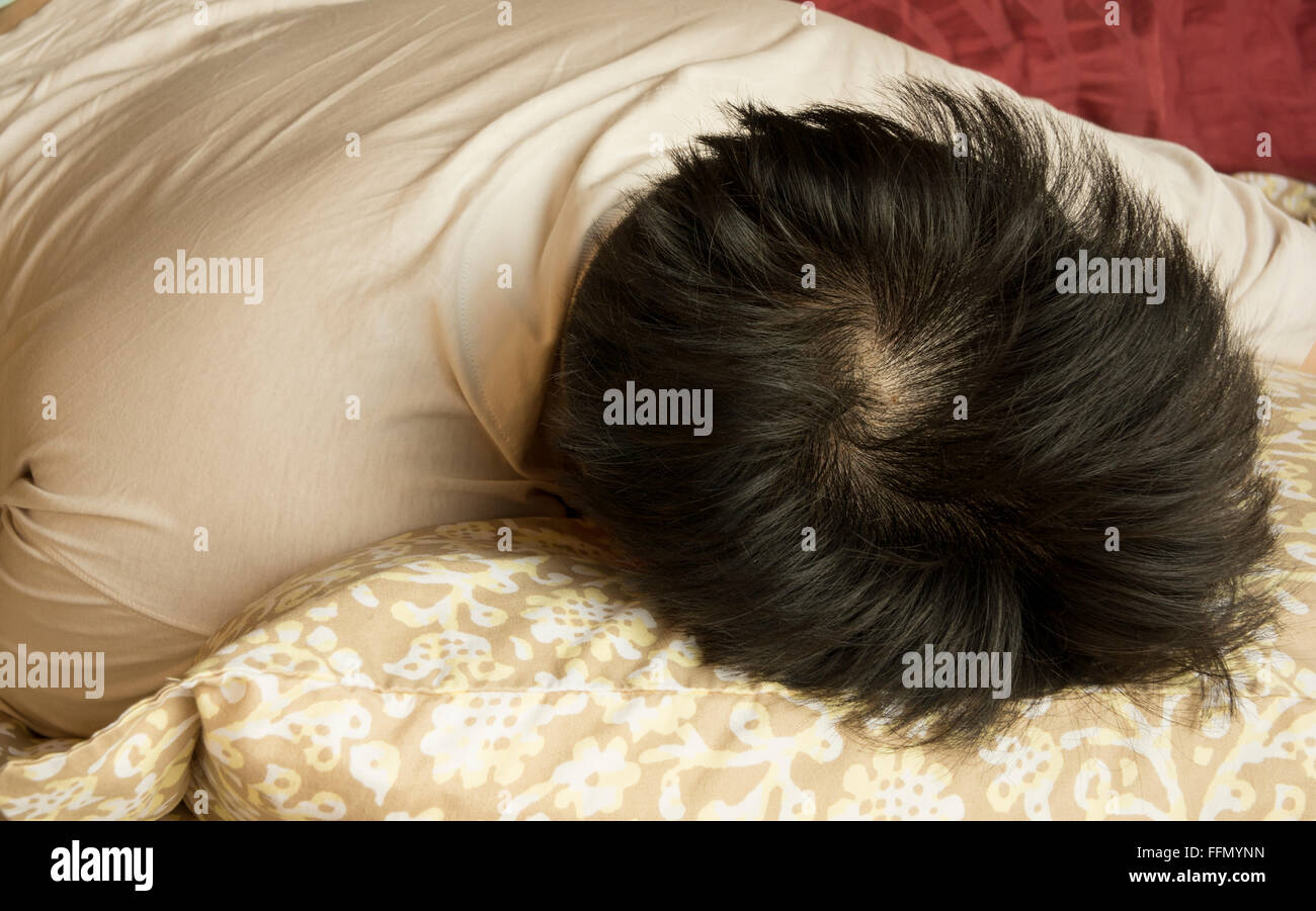 ein Mann im warmen Bett schlafen legen Stockfoto