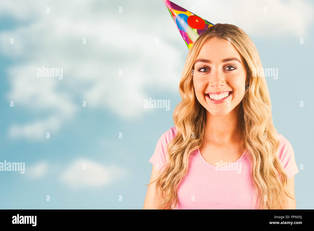 Zusammengesetztes Bild Porträt einer schönen Frau mit Partyhut Stockfoto