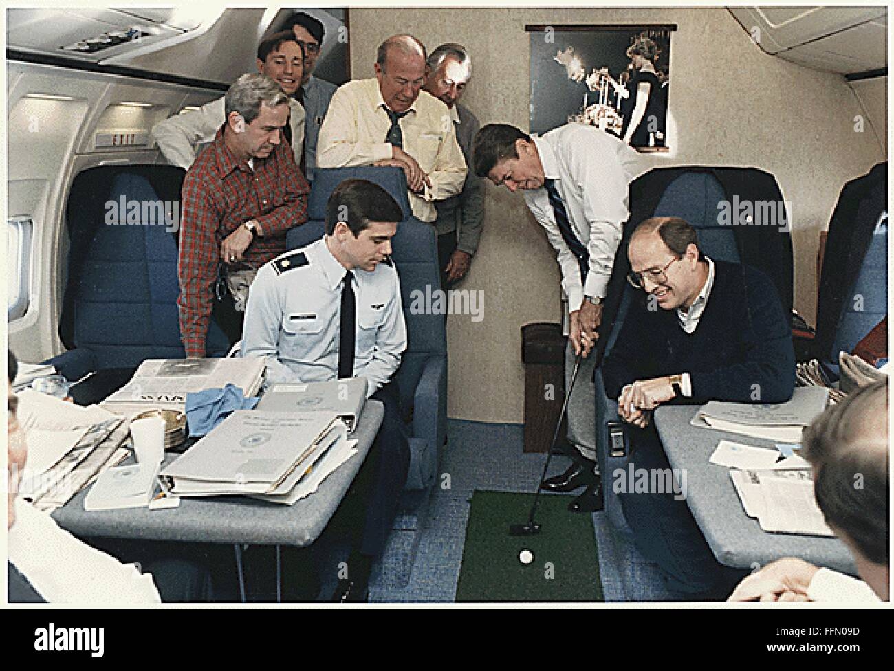 An Bord Af1. 16. November 1985. US-Präsident Ronald Reagan, einen Golfball rund um Air Force One, wie er nach Genf für die amerikanisch-sowjetischen Gipfeltreffen am 16. November 1985 fliegt. Auf dem Foto von links sind erkennbar: National Security Advisor Robert McFarland (im roten Shirt); Außenminister George Schultz, White House Chief Of Staff Donald Regan; Der Präsident; und nicht identifizierten. Bildnachweis: White House über CNP © weiße Haus/CNP/ZUMA Draht/Alamy Live-Nachrichten Stockfoto