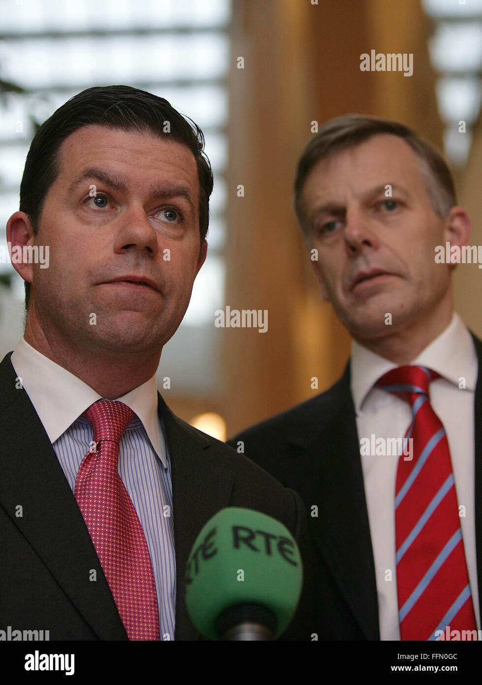 Vereinigten Staaten wirtschaftliche Sondergesandten für Nordirland, Declan Kelly, (L) hält vor mit Queen es Präsident und Vize-Chance Stockfoto