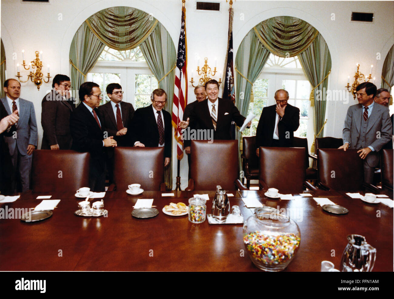 12. Januar 2010 trifft auf Dienstag, 28. April 1981 Republican Congressional Führung in der Cabinet Room des weißen Hauses in Washington, DC - Washington, District Of Columbia, Vereinigte Staaten von Amerika - US-Präsident Ronald Reagan. Stehend von links nach rechts: Unbekannter; nicht identifizierte; US-Senat Majority Whip Ted Stevens (Republikaner von Alaska); Deputy Assistant des Präsidenten für Legislative Angelegenheiten Ken Duberstein; US-Senat Majority Leader Howard Baker (Republikaner von Tennessee); nicht identifizierte; Präsident Reagan; US-Haus Minorität-Führer Robert Michel (Republikaner von I Stockfoto