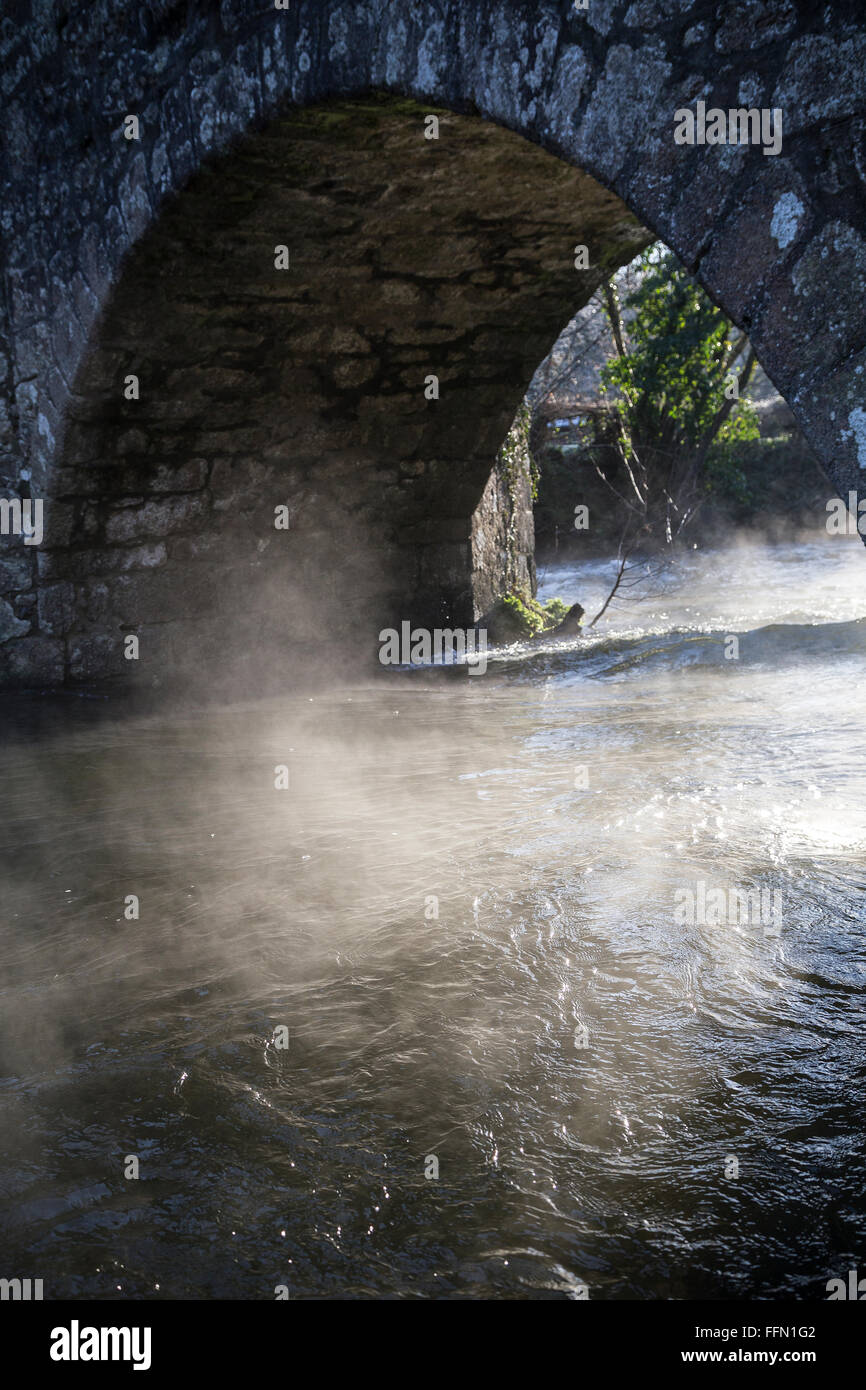 Nebel steigt vom Fluß Teign bei Ashton,Devon.mist entsteigen Fluß Teign bei Ashton,Devon.arsenic im Teign Valley, Ashto Gruben Stockfoto