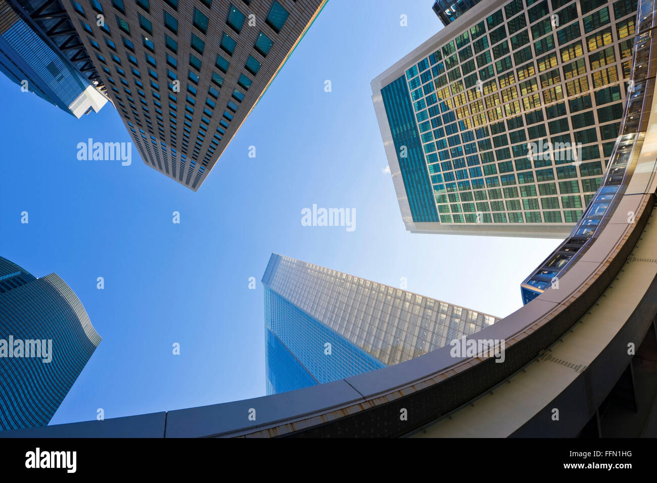 Eine niedrige Weitwinkelansicht fängt einen vorbeifahrenden Zug auf die erhöhten Yurikamome-Linie und viele der neuen Wolkenkratzer des Shiodome Stockfoto