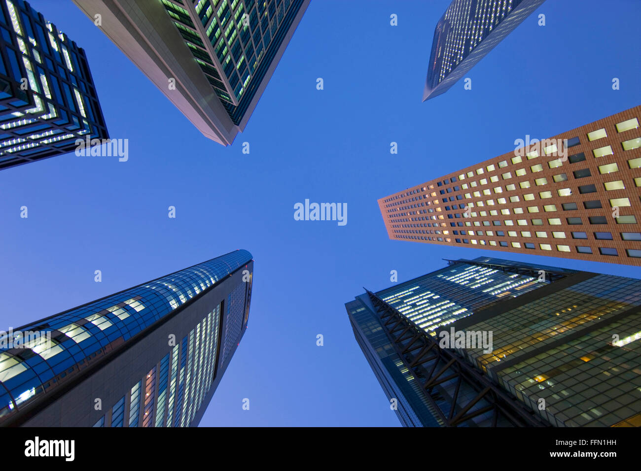 Eine niedrige Weitwinkelansicht erfasst viele neue Wolkenkratzer in den Shiodome Geschäftskomplex Dehnung in eine Dämmerung Himmel in der Nähe Stockfoto