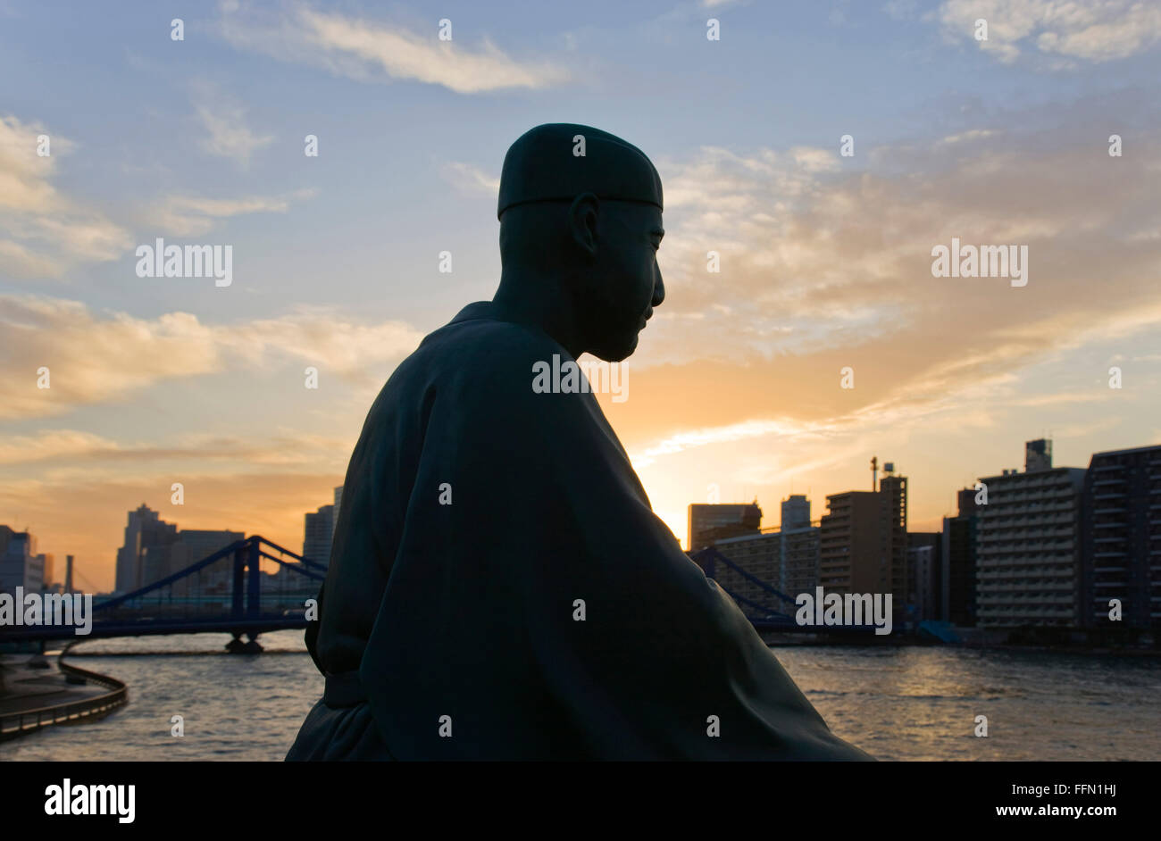 Eine Statue von Matsuo Basho (Japans berühmtesten Haiku-Dichter) mit Blick auf den Sumida-Fluss und die Kiyosubashi Brücke von Basho-An Stockfoto