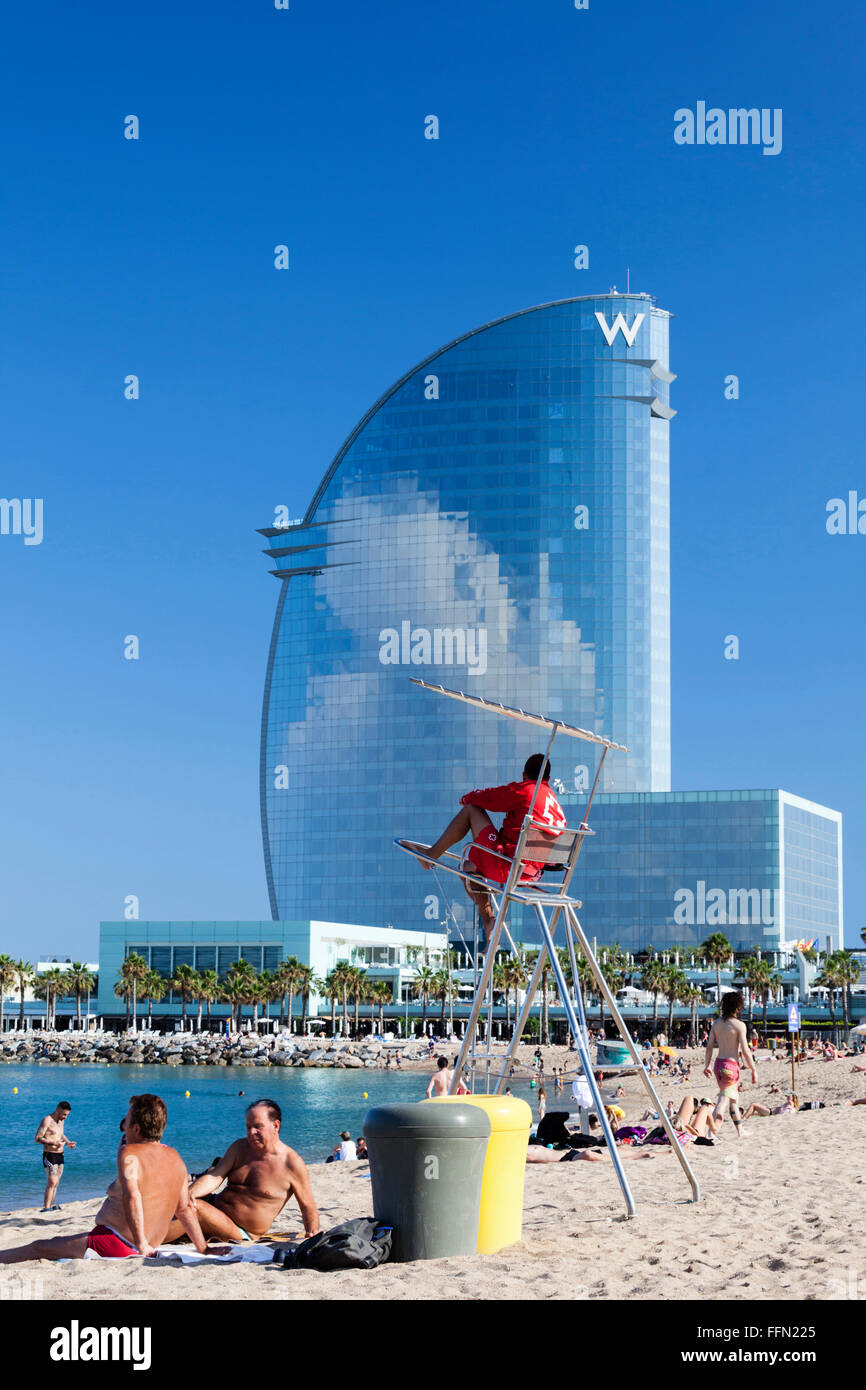 Das W Barcelona Hotel und Strand von Barceloneta, Barcelona, Katalonien, Spanien. Stockfoto