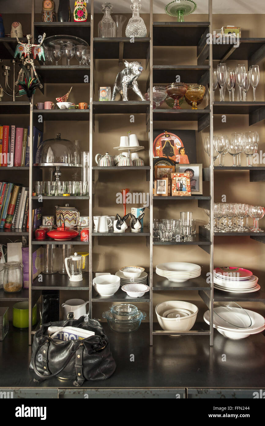 Künstler und Designer Jo Berryman Haus in Hampstead, London. Küche Regale. Stockfoto