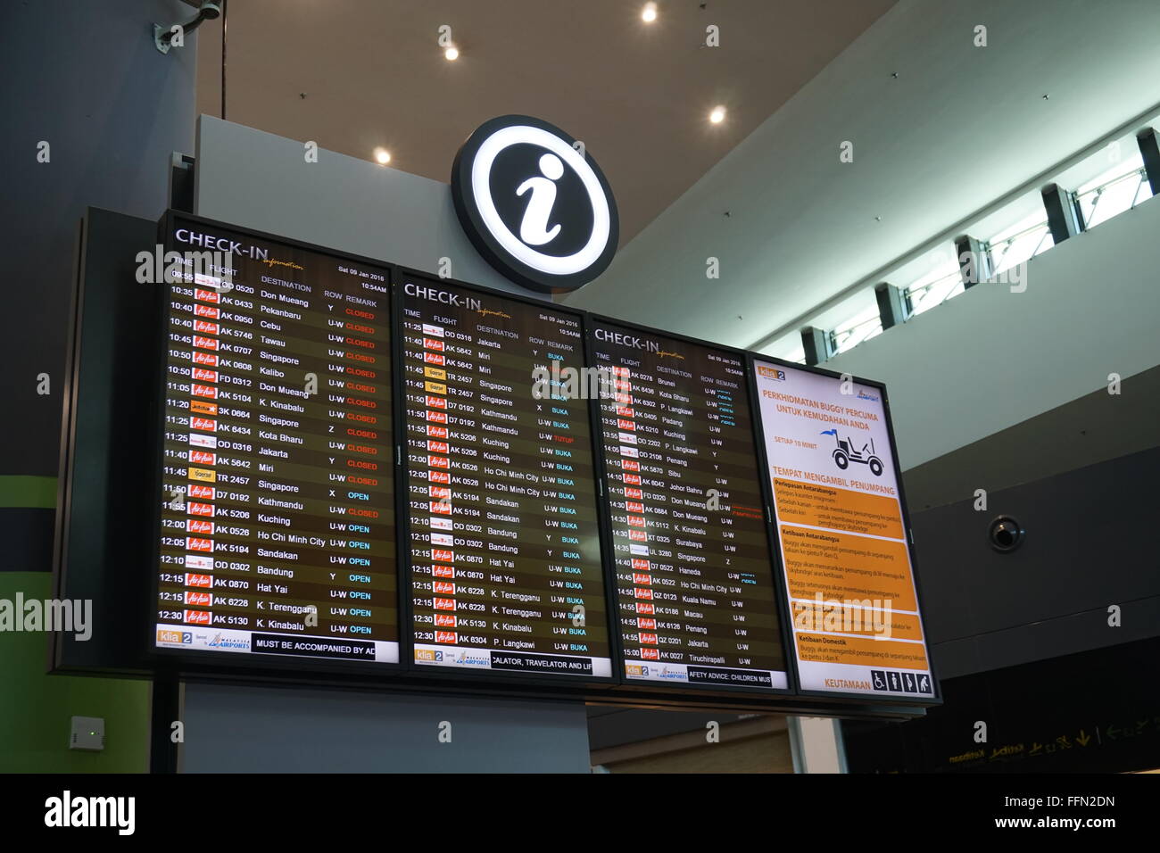 Flug-Informationen zum Check-in-Board bei KLIA2, Kuala Lumpur. Stockfoto