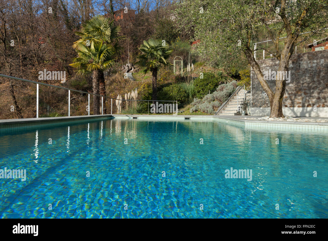 Architektur, Schwimmbad von einem modernen Haus, im freien Stockfoto