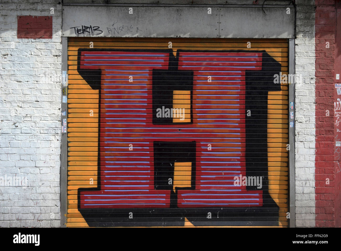 Ben Eine. Street-Art, eine große anfängliche E auf Metall Scrollen Fensterläden gemalt. Stockfoto