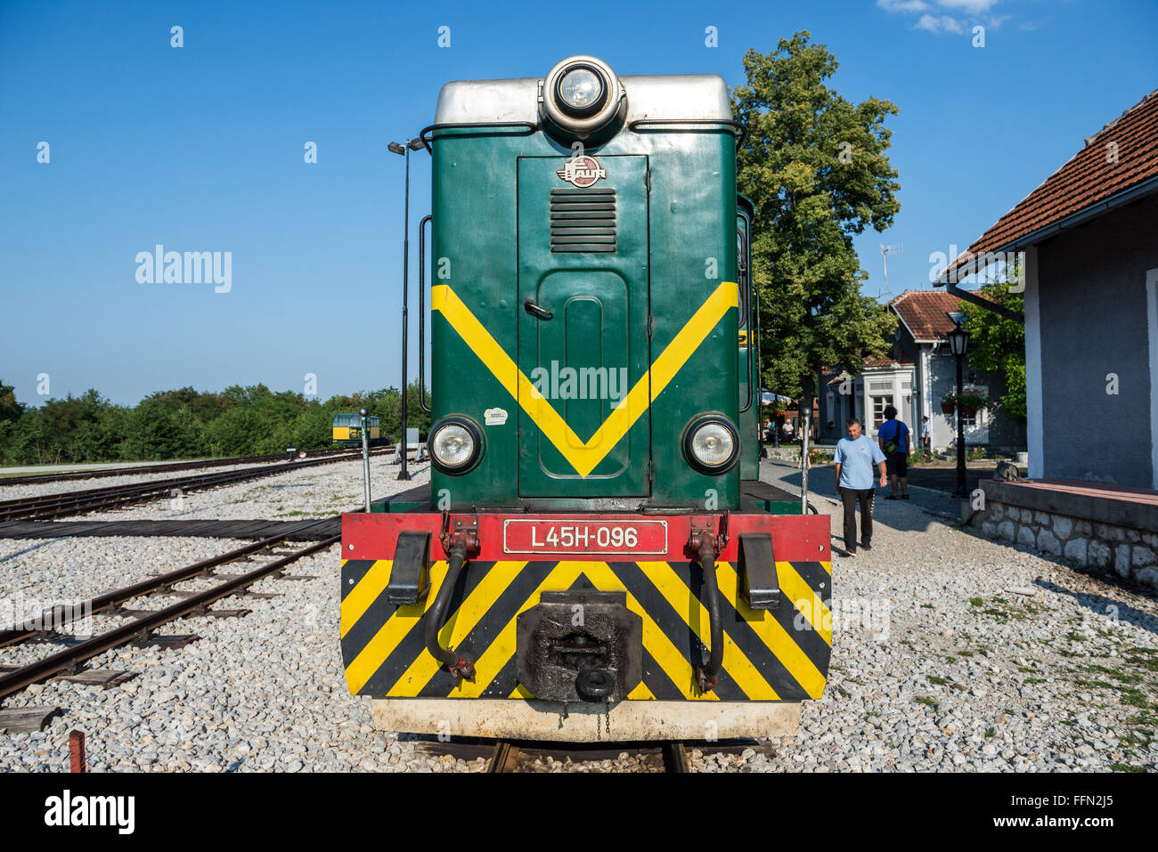 FAUR Diesellok L45H 096 von Sargan acht Schmalspur-Museumsbahn von Mokra Gora nach Sargan Vitasi (auf Foto) Serbien Stockfoto