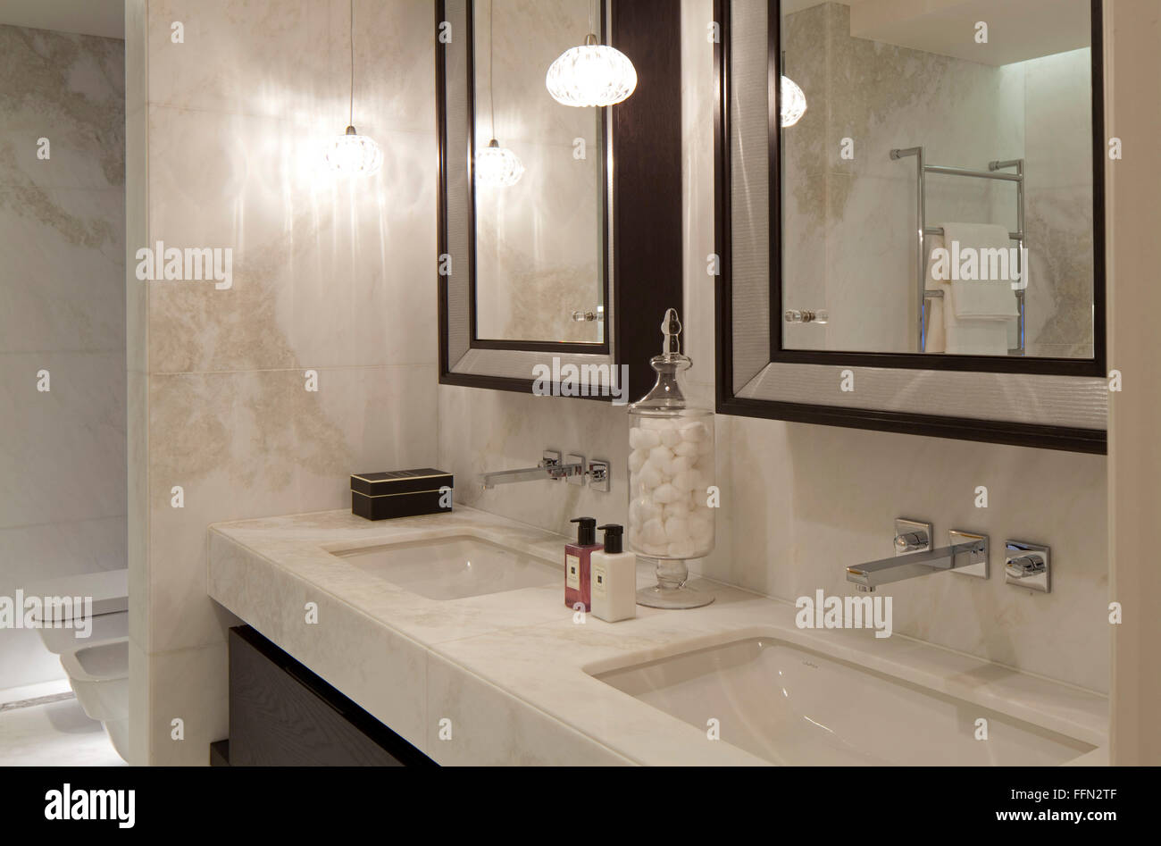 Ein luxuriöses Badezimmer in ein zentrales London Apartment in Knightsbridge. Spiegel. Stockfoto