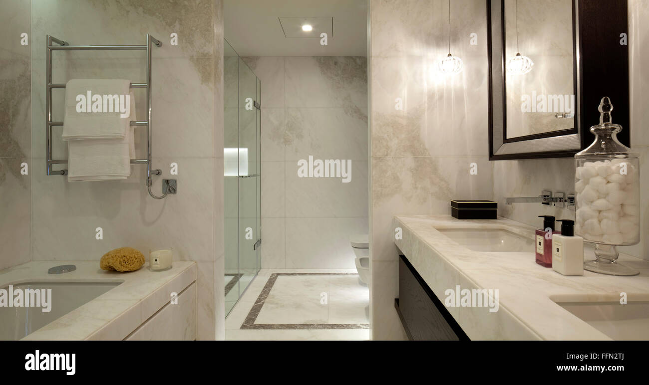 Ein luxuriöses Badezimmer in ein zentrales London Apartment in Knightsbridge. Spiegel. Stockfoto
