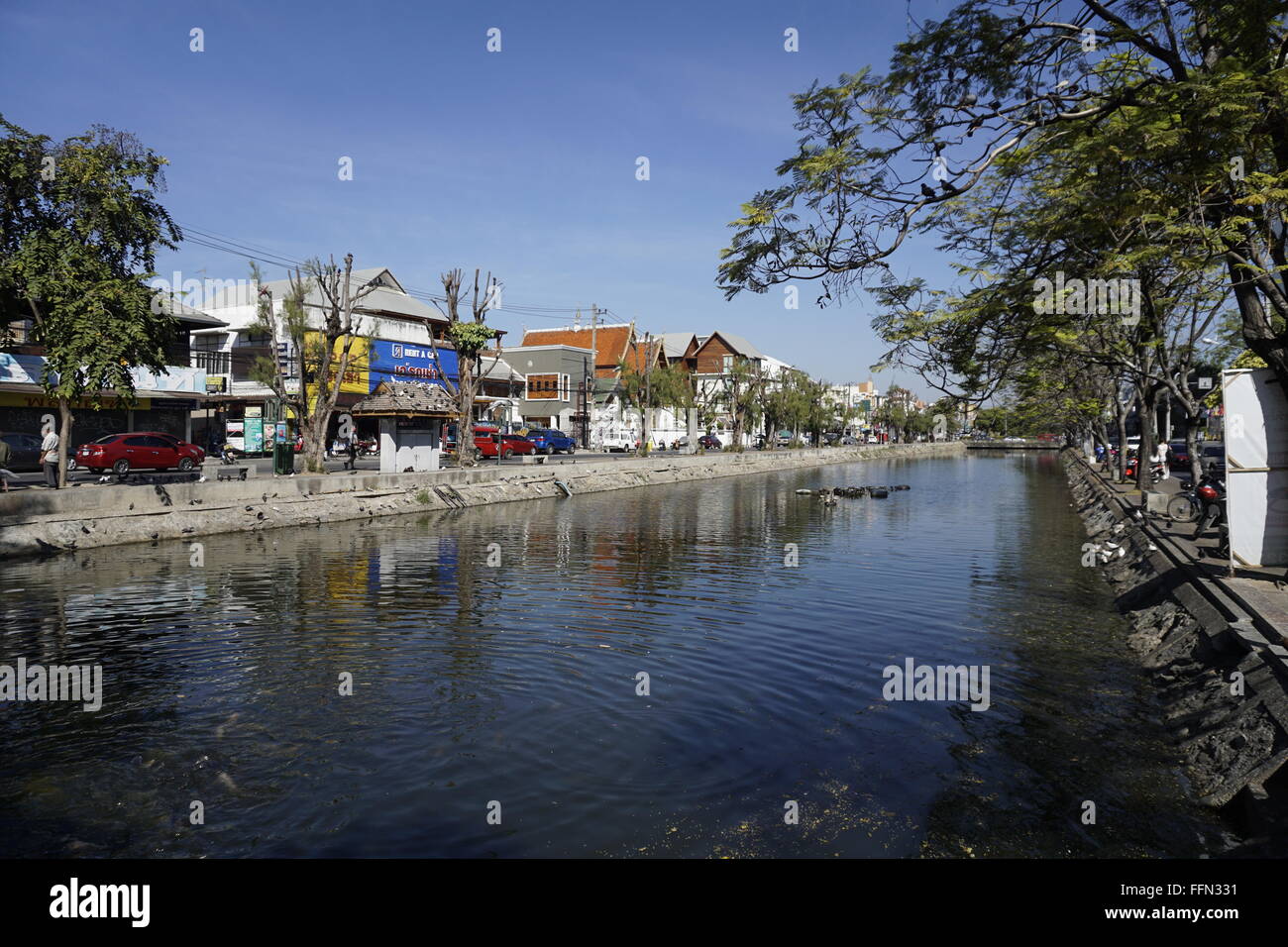 Kanal am Tha Pae Gate entlang des Grabens rings um die Altstadt in Chiang Mai, Thailand. Stockfoto