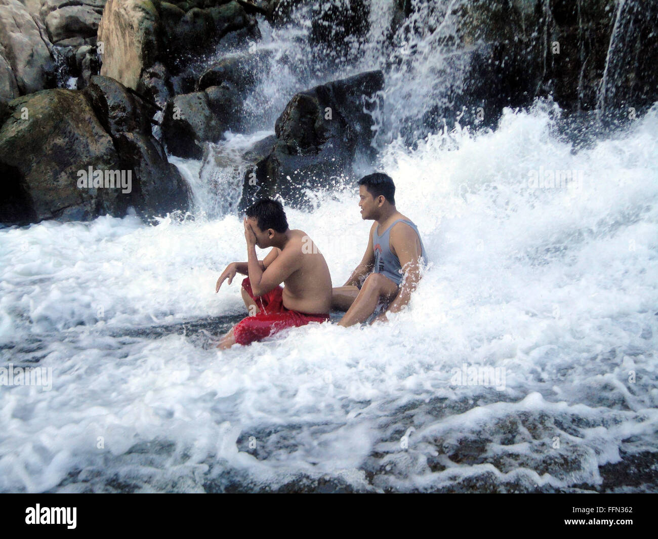 Rodriguez, Philippinen. 16. Februar 2016. Filipinos nehmen Sie ein Bad am stillgelegten Wawa Dam in der Gemeinde von Rodriguez, Rizal Provinz östlich von Manila, Philippinen. Nach der philippinischen Staat Wetteramt rund 30 Provinzen könntet Dürre dies kommenden März, und gilt im April mit ihren Höhepunkt voraussichtlich im Mai treffen zu intensivieren und wird betrachtet, um eine geschätzte 54 Provinzen des Landes zu beeinflussen. © Paolo Pizzi/Pacific Press/Alamy Live-Nachrichten Stockfoto