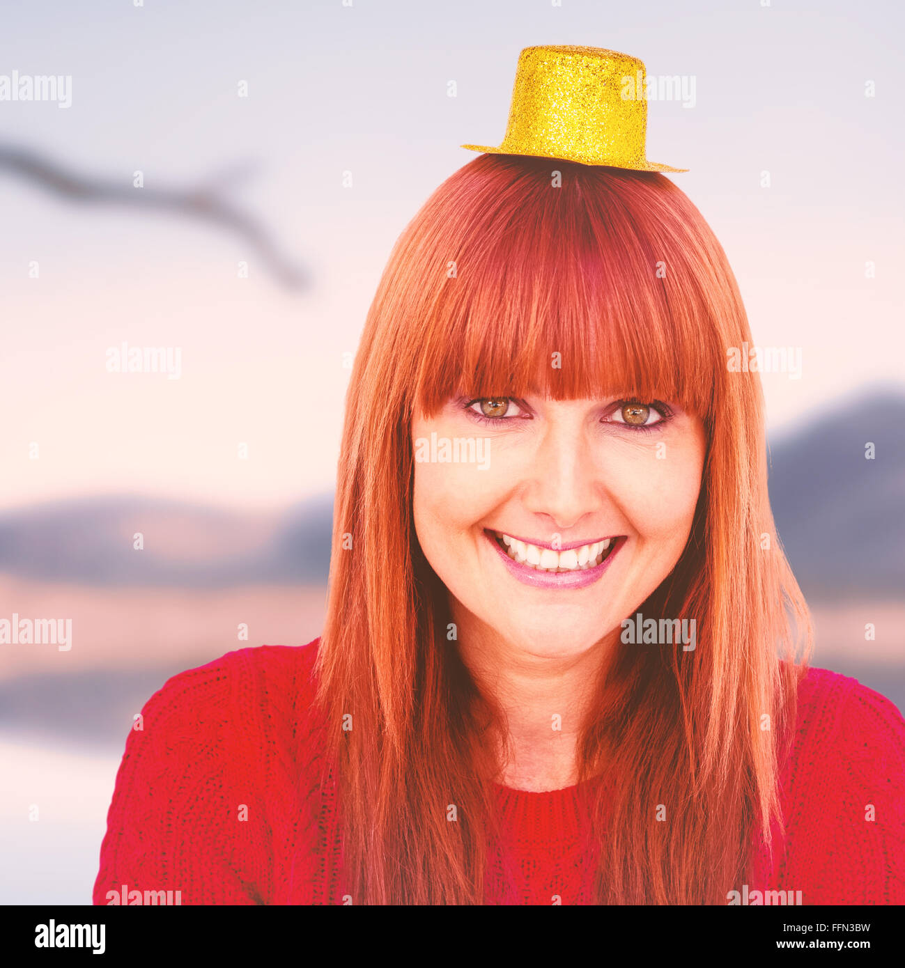 Zusammengesetztes Bild des Lächelns Hipster Frau mit Partyhut Stockfoto