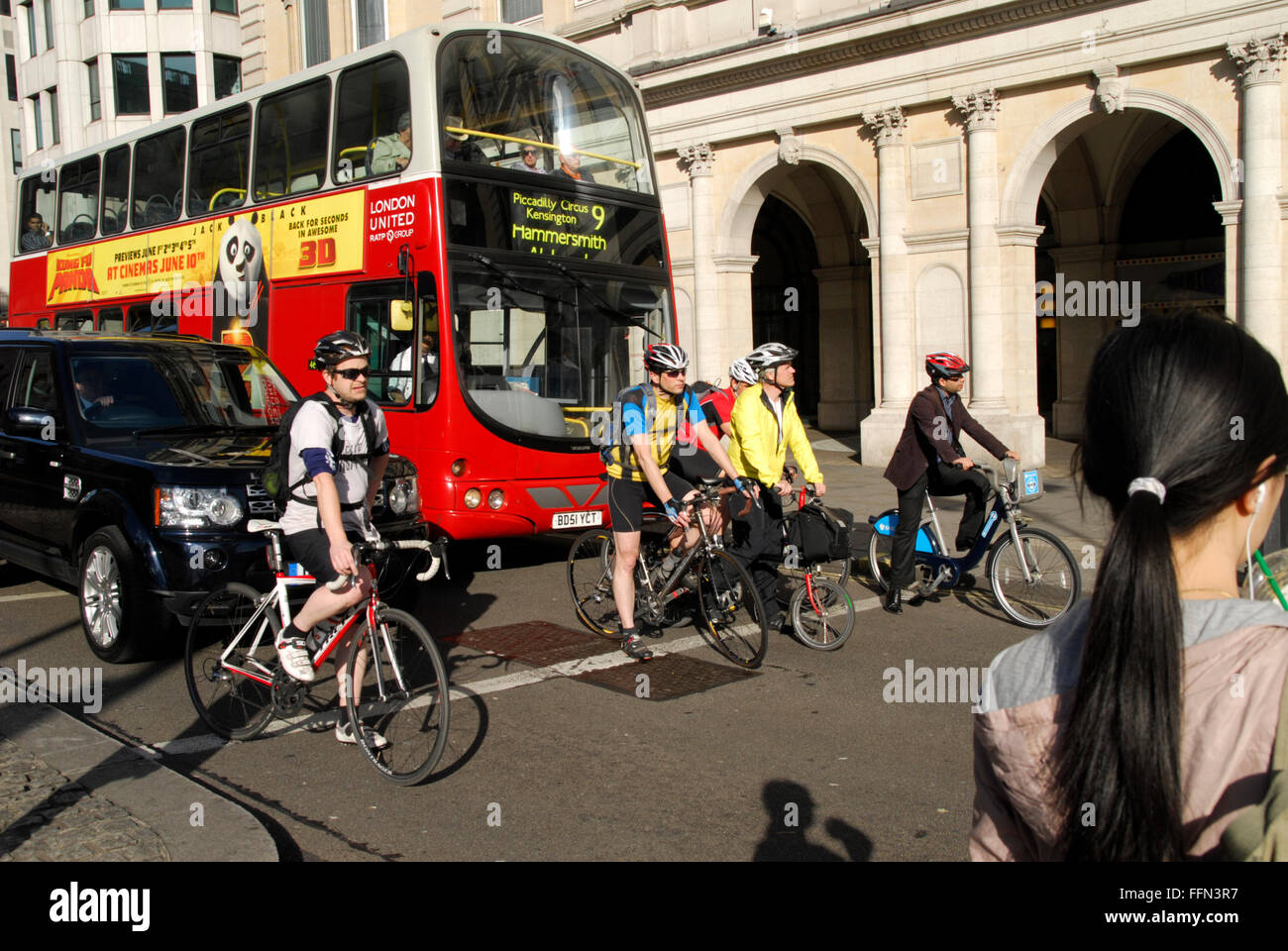 Red London Bus und Radfahrer an der Ampel zu Charring Cross, Trafalgar Square, London. Stockfoto