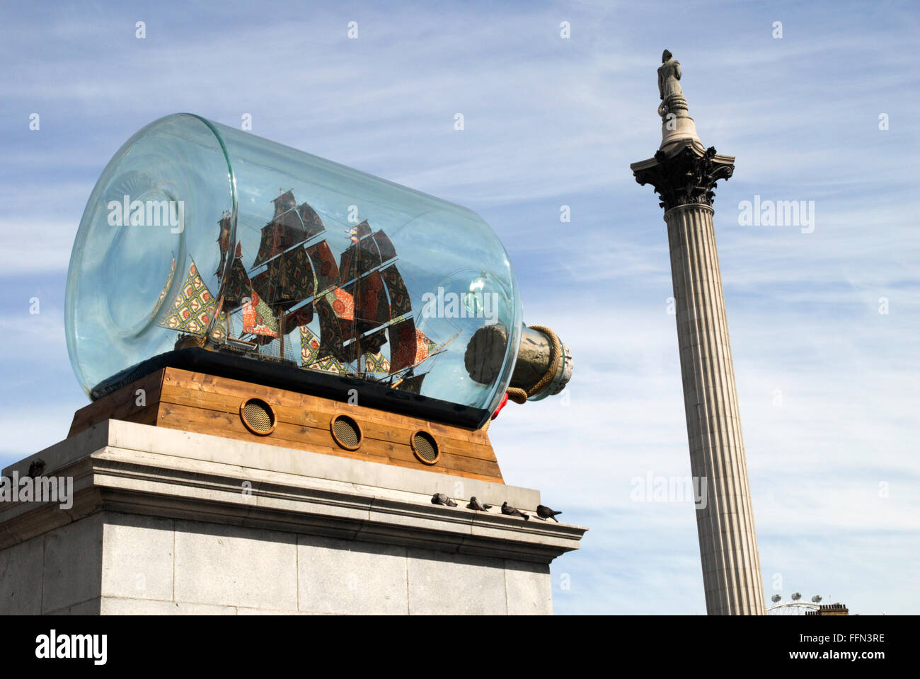 Die vierte Plinthe am Trafalgar Square, mit Schiff in einer Flasche und Nelson Säule. Stockfoto