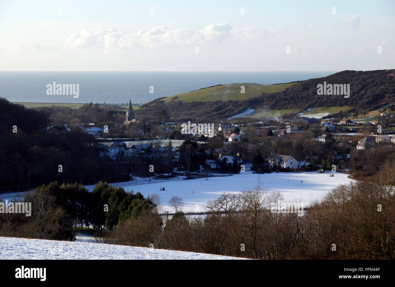 Schaut auf Llanrhystud, Ceredigion, Kirche aus dem 19. Jahrhundert und den Golfplatz unter Schnee zeigen. Stockfoto