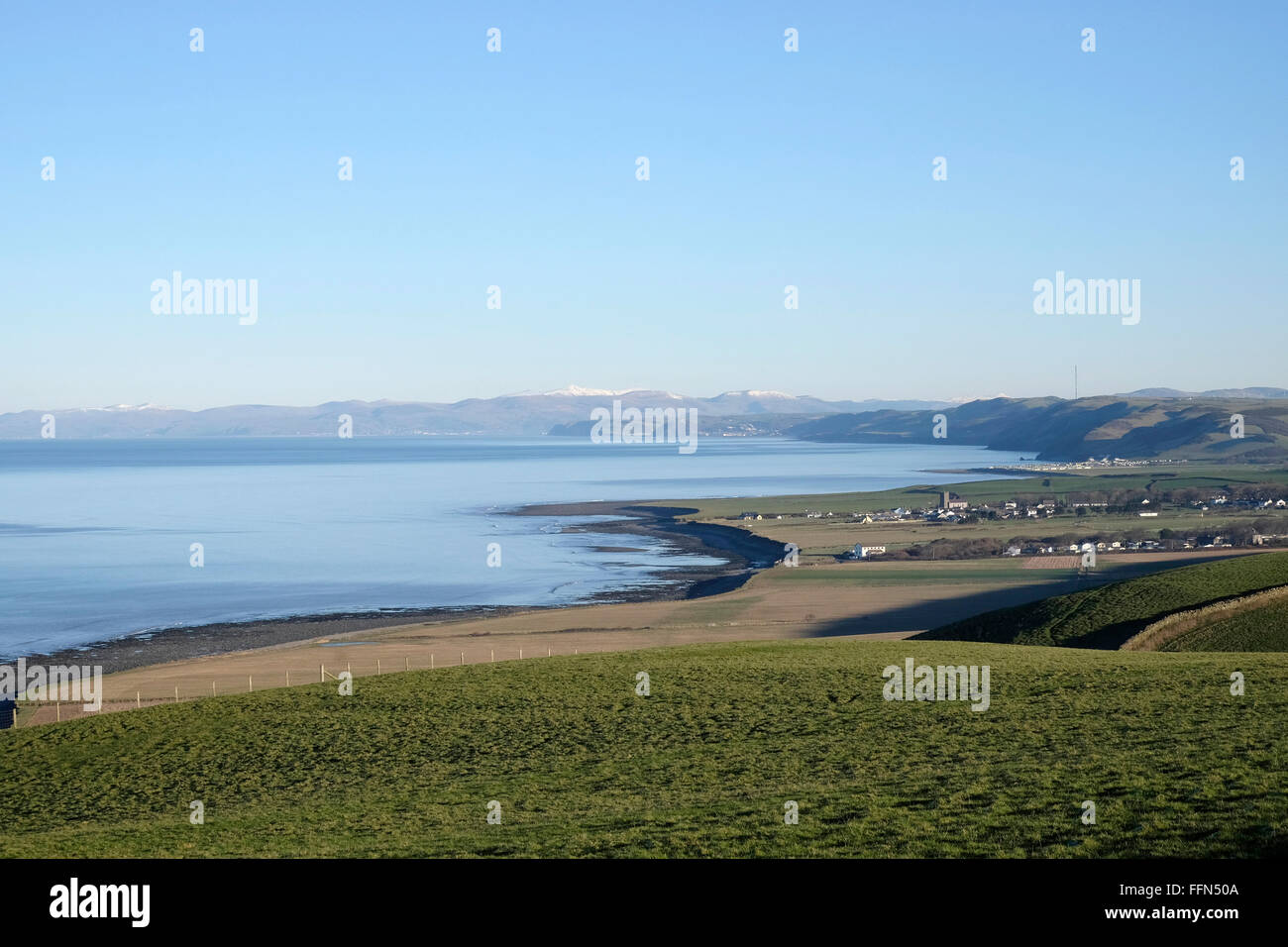 Blick auf West Wales Coast, Cardigan Bay, zeigt Llanon, Llanrhystud und darüber hinaus.  Cader Idris am fernen Horizont. Stockfoto