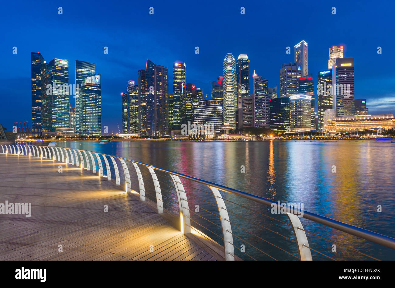 Skyline von Singapur, Südostasien - Stadt Bürogebäuden und Wasser an der Marina Bay bei Nacht, Singapur Stockfoto