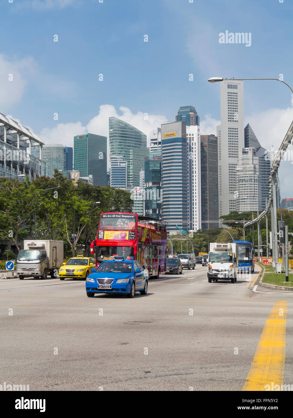In der Stadt Singapur auf einer Straße mit dem Central Business District (CBD) im Hintergrund Stockfoto