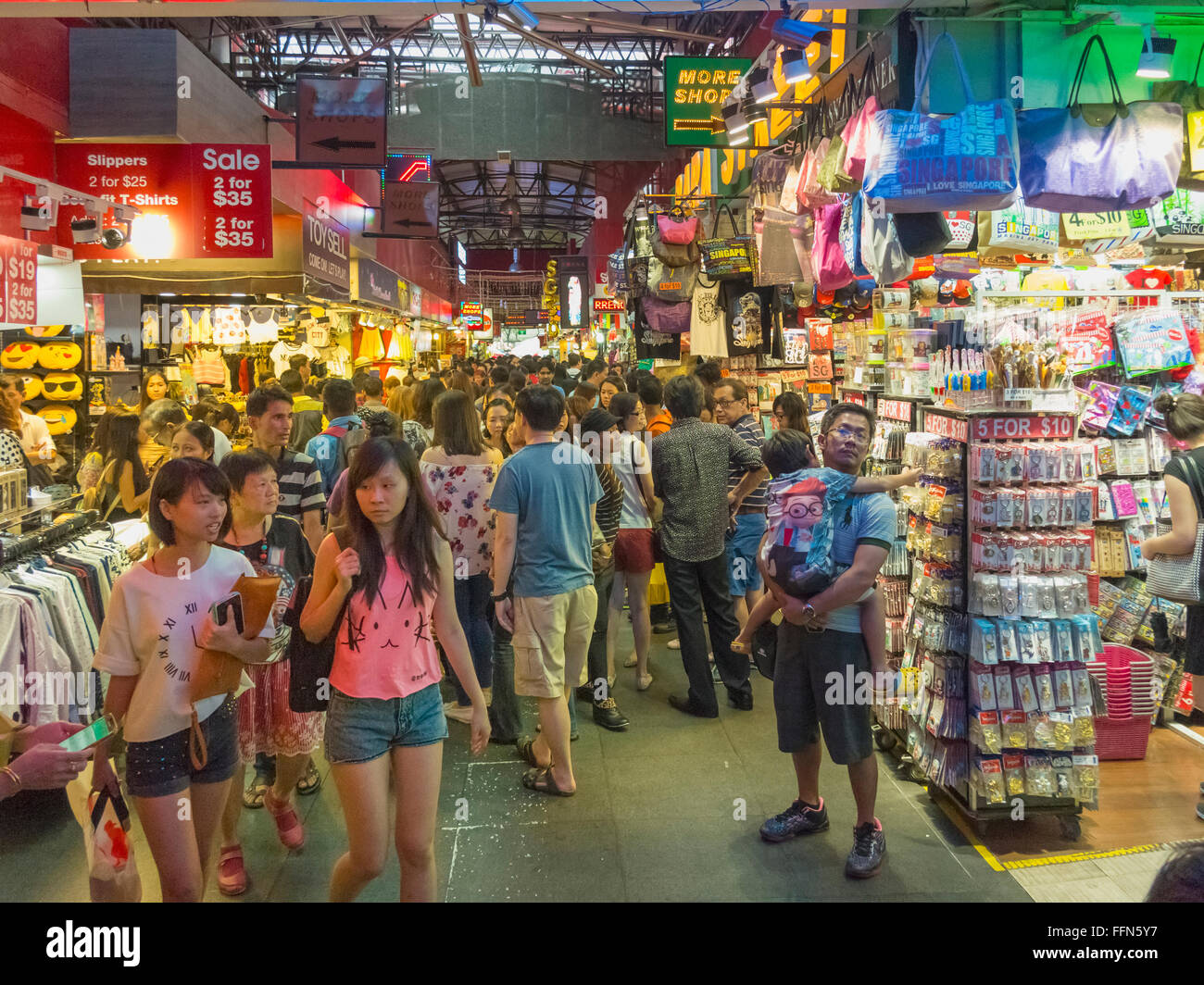 Kuala Lumpur - die berühmten Bugis Street Market in Kuala Lumpur, Malaysia mit Menschen beim Einkaufen an den Marktständen Stockfoto