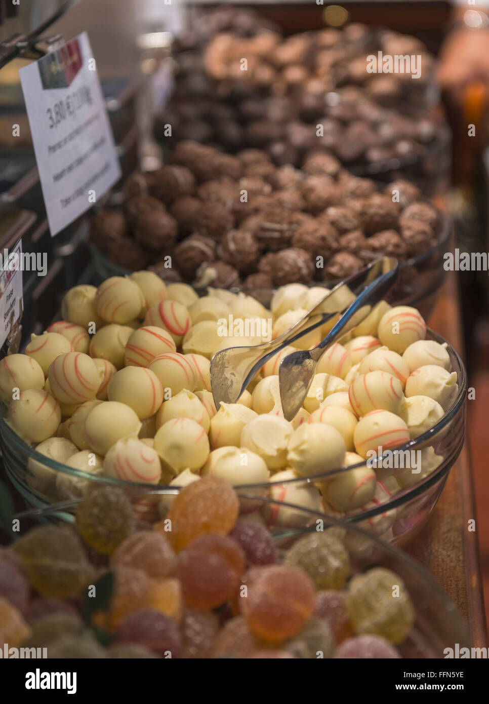 Belgische Pralinen auf dem Display in einen Schokoladenladen in Brüssel, Belgien Stockfoto