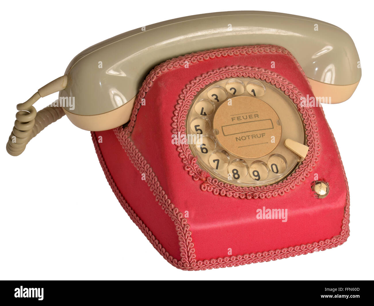 Technik, Telefon, Telefon mit Textilbezug, rosa Textilbezug als Dekoration, Deutschland, um 1971, Zifferblätter, Telefon, Wahlschalter, Wahl, Wahl, Wahl, 1971 70er Jahre, alt, Deco, Dekoration, Dekorationen, Dekodeckel, Deutsche Bundespost, Ausschnitt, Ausschnitt, Ausschnitt, Ausschnitte, Festnetz-Netz, Campy, colly, Kappe, Kappen, Kitsch, Hokum, Trashie, Symbolik, Wissymbole, Wissymbole, Symbole Stockfoto
