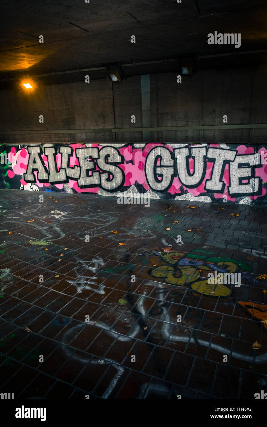 Graffito in eine dunkle Unterführung sagen: das beste, in deutscher Sprache, Gliederung des menschlichen Körpers Stockfoto