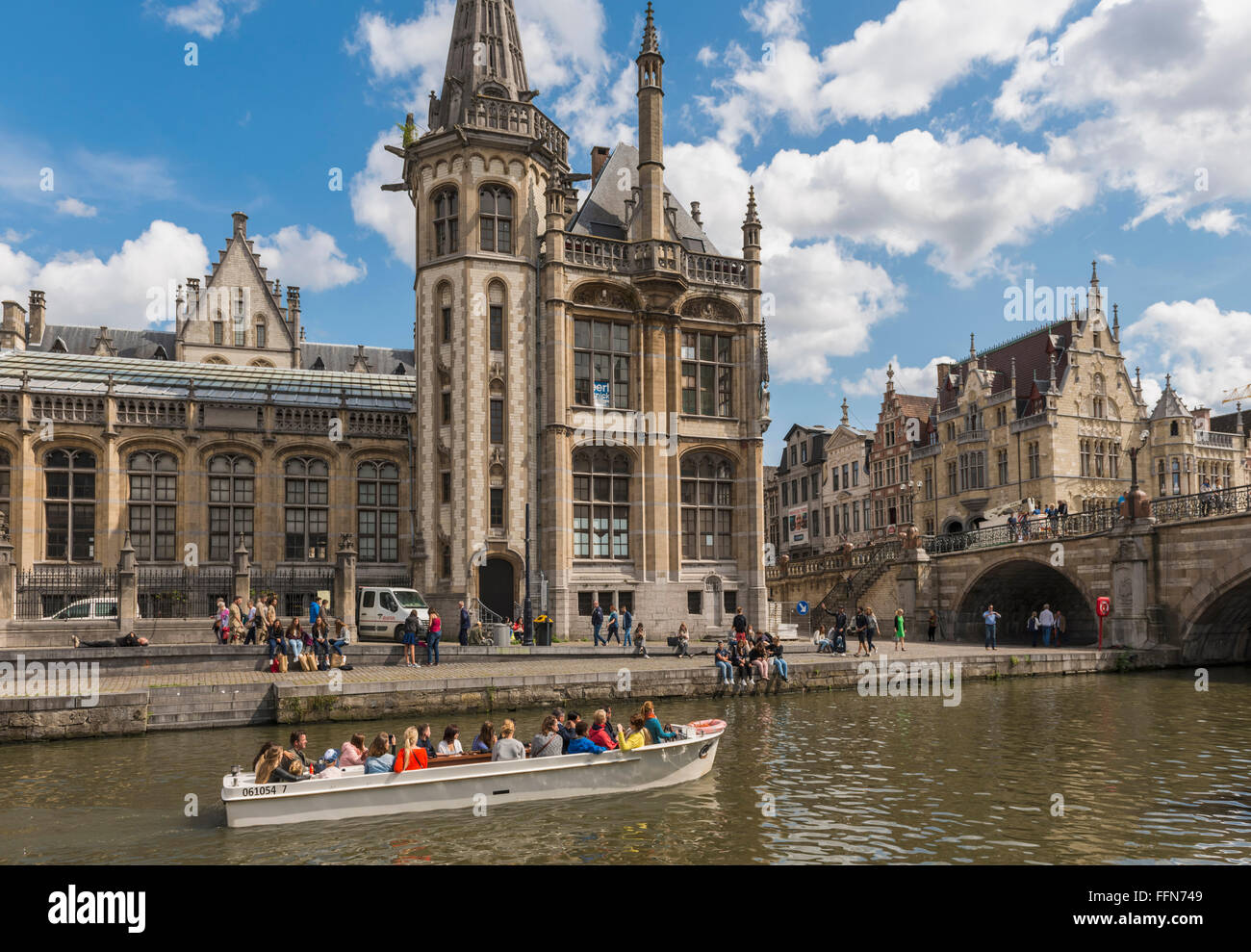Gent, Belgien, Europa - Touristen in einem Tourenboot auf dem Fluss in der alten Stadt Bezirk von Gent Stockfoto
