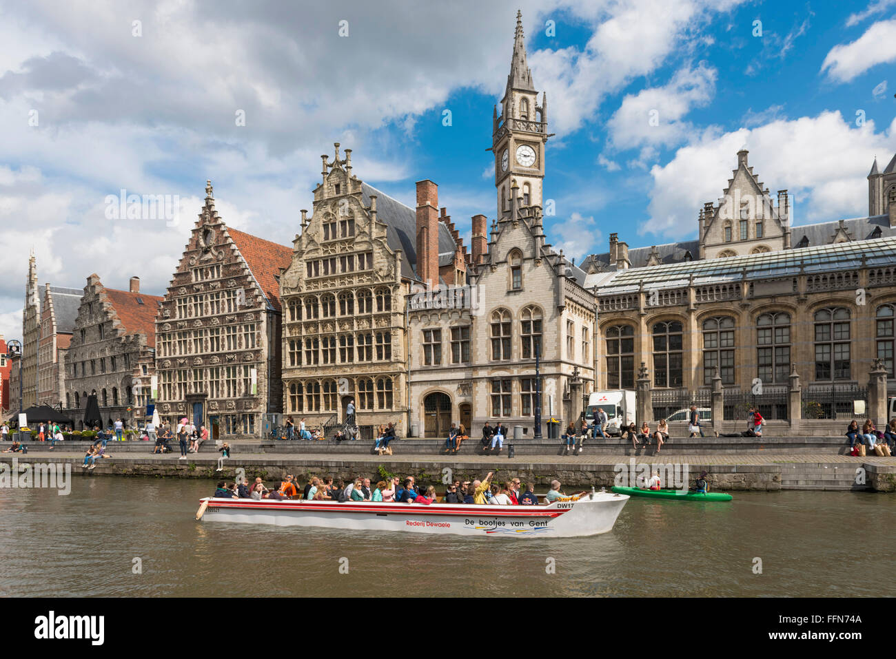 Gent, Belgien - Schiff voller Touristen auf eine Reise auf dem Fluss Leie in der schönen Stadt Gent, Belgien, Europa Stockfoto