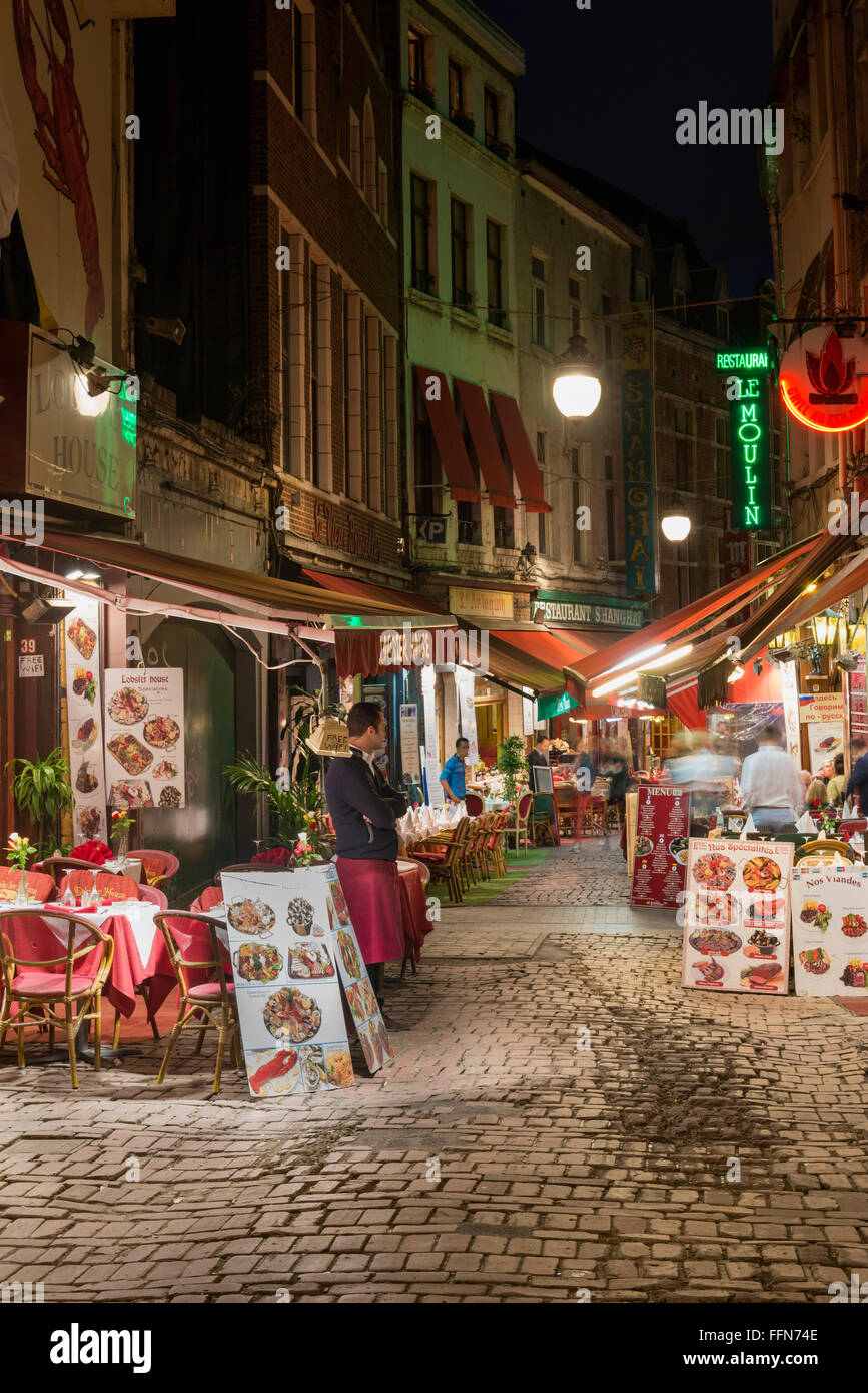 Belgien, Brüssel bei Nacht - Rue des Bouchers, Restaurants säumen die Straßen Stockfoto