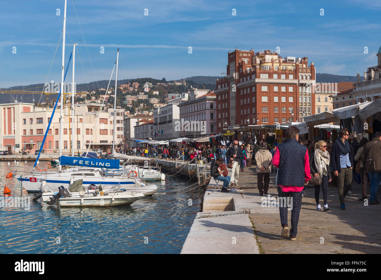 Stände mit Triest Waterfront mit Markt, Triest, Italien, Europa Stockfoto