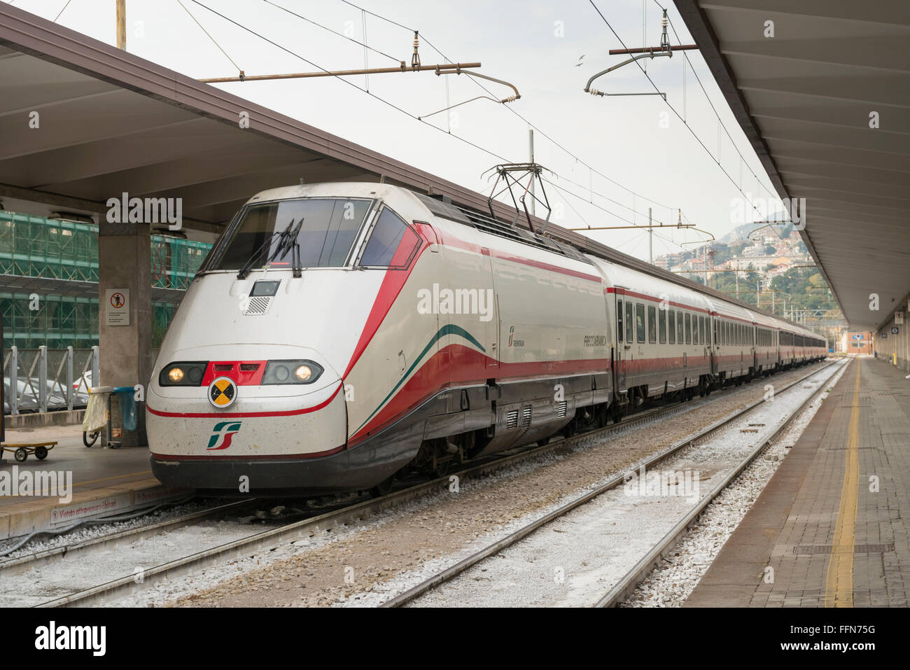 Trenitalia Hochgeschwindigkeitszug im Trieste Centrale Bahnhof, Triest, Italien, Europa Stockfoto