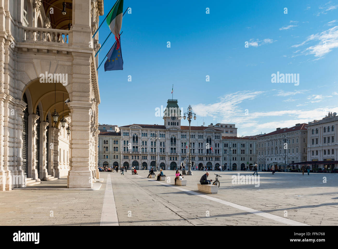 Triest Italien, Touristen in der Piazza Unità d'Italia, dem Hauptplatz in Triest, Italien, Europa Stockfoto