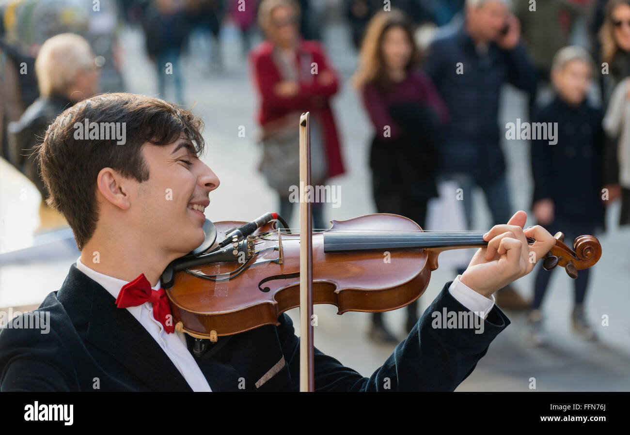 Straßenmusiker Performer spielen eine Geige auf der geschäftigen Via Toledo in Neapel, Italien, Europa Stockfoto